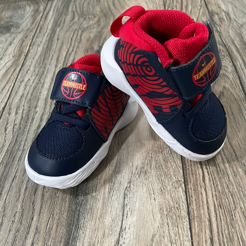 Nike team hustle basketball shoe. Size 3C, only worn once